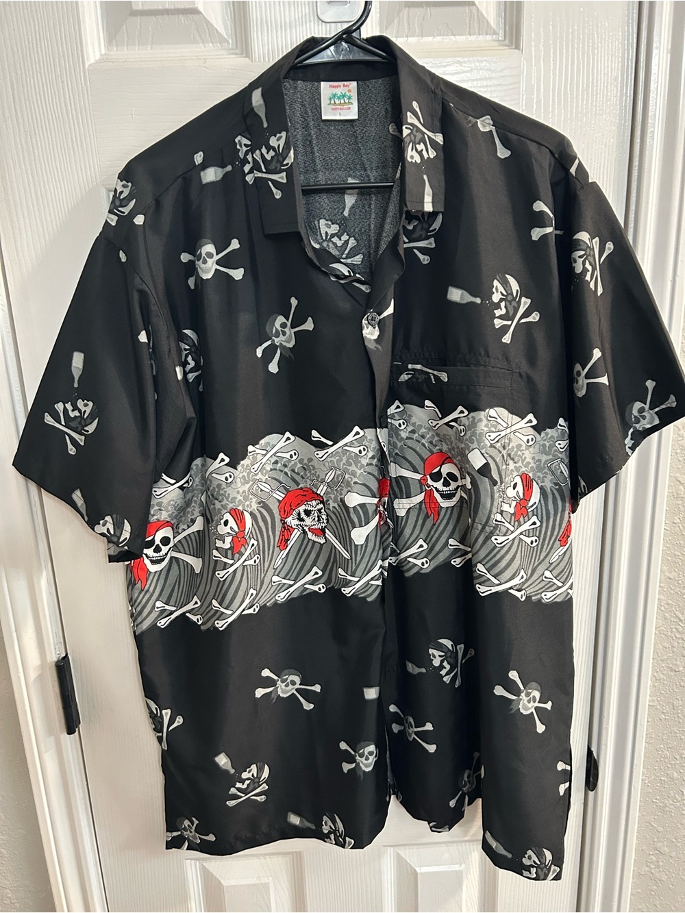 Happy Bay Mens button short sleeve pirate themed shirt size large pirate night